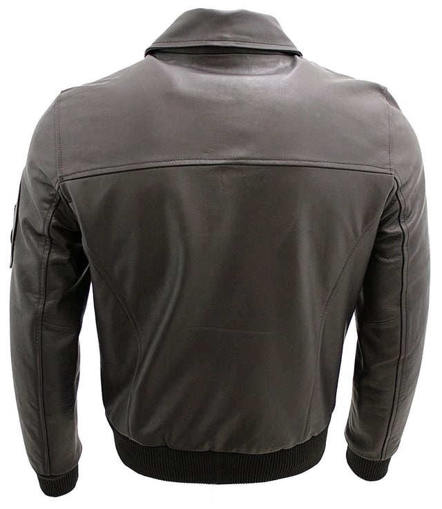 Invierta en esta chaqueta de cuero atemporal, confeccionada con cuero de vaca auténtico. Esta chaqueta bomber tiene un cuello camisero clásico, es corta y cuenta con 3 bolsillos externos con cremallera para mayor practicidad. Para brindar un ajuste más personalizado, la chaqueta cuenta con dobladillo y puños acanalados. Aporte un toque elegante a su guardarropa con esta chaqueta de cuero simple pero elegante y duradera.