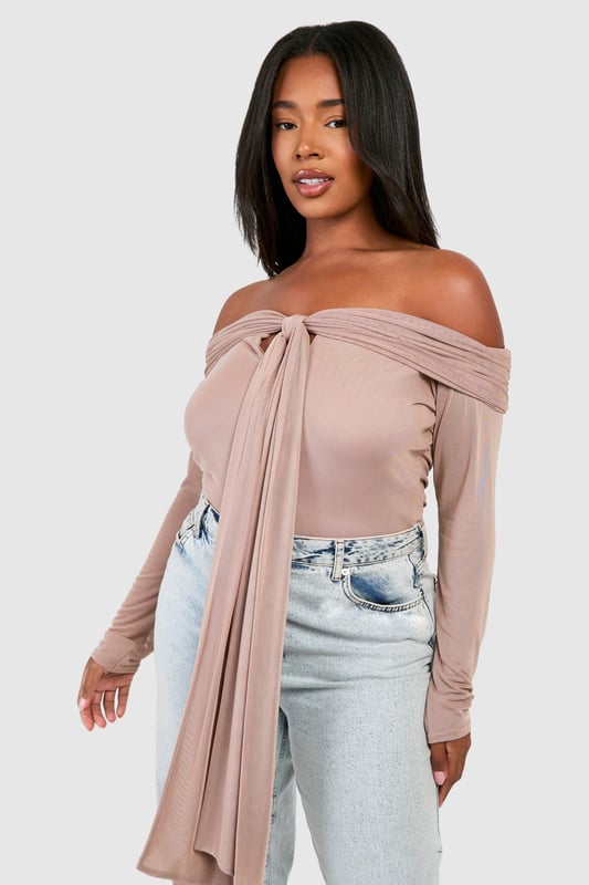 Update your wardrobe with this plus size bodysuit from our dedicated curve range. A form fitting, curve enhancing style with a press-stud fastening, this piece can be dressed up or down, depending on the vibe. Team with coated jeans and statement heels for date night plans, or pair with tailored trousers for a brunch date with your bestie. For an instant fresh 'fit, a plus size black bodysuit is perfect to replace your go-to t shirts. Got a date night planned? Team a dreamy plus size lace bodysuit with a leather skirt and standout heels.Style: BodysuitFabric: MeshSleeve Length: Long Sleeve