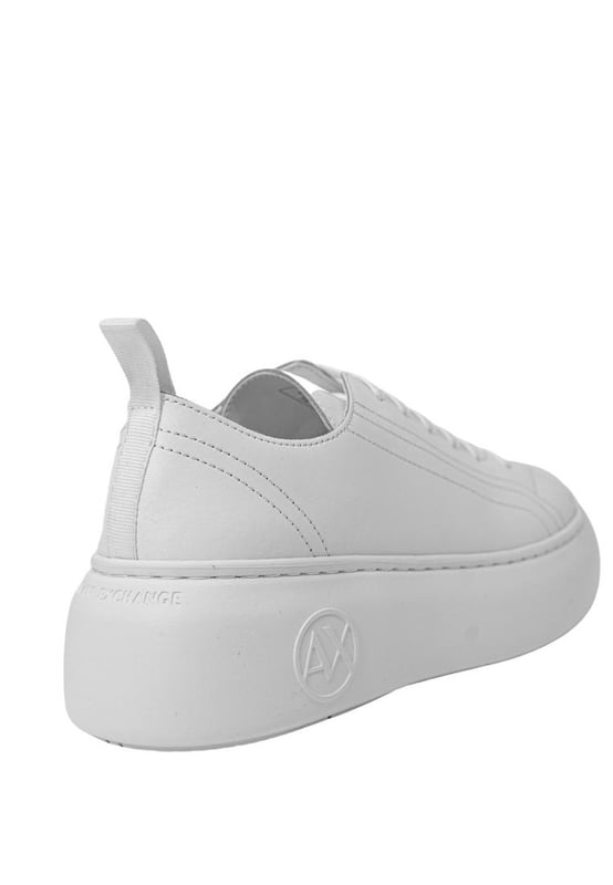 Marca: Armani Exchange.
  Genero: Mujeres.
  Tipo: Zapatillas.
  Temporada: Primavera/Verano.
  Color: Blanco.
  Cierre: Cordones.
  Suela: Caucho.
  Forro: Cuero.
  Detalles: Slip-on deportivo.
  Composicion: 100% piel.