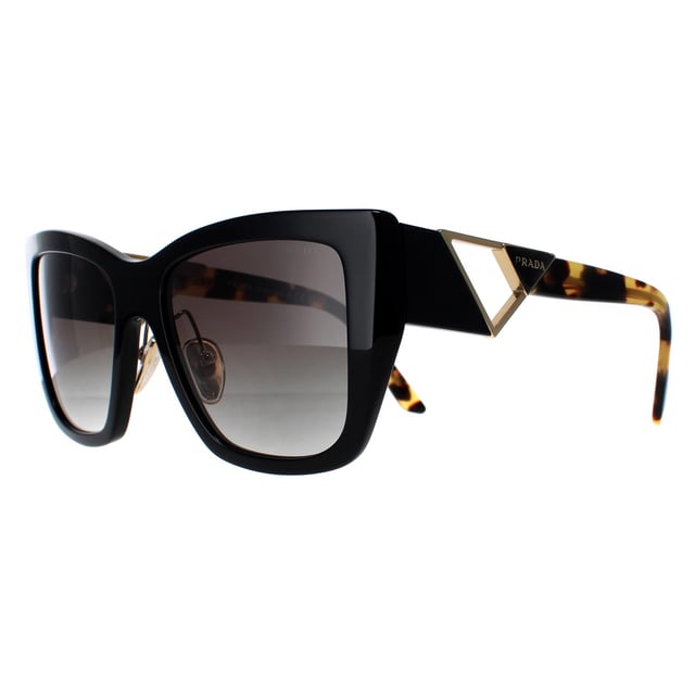 Las gafas de sol Prada PR21YS 1AB0A7 en degradado negro y gris tortuga son un elegante diseño fabricado en material de acetato de alta calidad que garantiza durabilidad y comodidad. Las plaquetas nasales de silicona ofrecen comodidad durante todo el día, mientras que las patillas están decoradas con el icónico logotipo de Prada, para mayor sofisticación. Estas gafas de sol son perfectas para cualquier ocasión, ya sea un día al sol o una salida nocturna por la ciudad.
