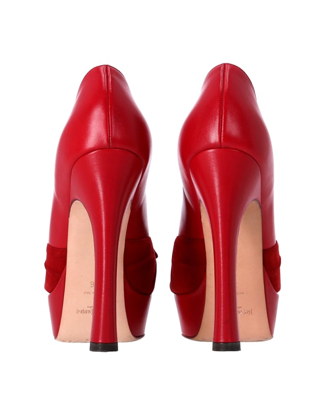 VINTAGE, RRP AS NEW
Make a bold statement with the Yves Saint Laurent Palais 105 Bow Pumps in Red Leather. Crafted from high-quality red leather, these pumps exude confidence and sophistication. The iconic bow detailing on the front adds a feminine and playful touch. With a 105mm heel height, these pumps provide a stunning lift and elongate the legs. 
*with dust bag

Yves Saint Laurent Palais 105 Bow Pumps in Red Leather
Material: Leather
Size: EU36
Condition: Good
Sign of wear: Moderate wear throughout
SKU: 356342