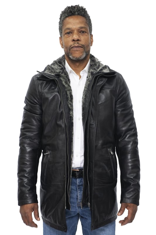 Der traditionelle Trenchcoat-Stil erfreute sich im Ersten Weltkrieg bei Soldaten großer Beliebtheit und ist hier mit einigen unserer zusätzlichen Funktionen zu sehen, die den ikonischen Stil aufwerten. Diese Jacke verfügt über einen hohen Trichterkragen, der für zusätzliche Wärme entweder mit einem Reißverschluss verschlossen oder im Hemdstil offen gelassen werden kann, um das herausnehmbare Innenfutter aus Fleece freizulegen. Die Vorderseite der Jacke verfügt über einen YKK-Reißverschluss, der mit einer geknöpften Fliegenklappe verdeckt werden kann, sowie über zwei Hüfttaschen, die zur sicheren Aufbewahrung mit einem Reißverschluss gesichert sind. • 100 % hochwertiges, ultraweiches Nappaleder • Zwei Außentaschen mit Reißverschluss und zwei Ablagefächer innen • Hoher Trichterkragen mit isoliertem Innenfleece gefüttert • In den Farben Schwarz und Hellbraun erhältlich