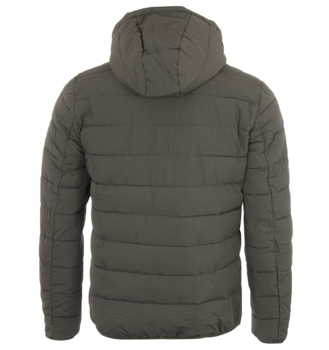 Chaqueta acolchada ligera de Lyle & Scott en color verde. Enfréntate a los elementos con estilo con la chaqueta Lyle & Scott. Este elegante abrigo está diseñado para lucir genial con casi cualquier conjunto. Haz una declaración con una chaqueta que luce genial y te mantiene protegido de los elementos. Abrigo verde Lyle & Scott, 100% poliéster, hecho de materiales 100% reciclados. Cierre de cremallera central, 2 bolsillos con cierre de cremallera. Corte regular, Se ajusta a la talla real, Insignia de la marca en la parte delantera izquierda del pecho. Estilo: JK1317V W123