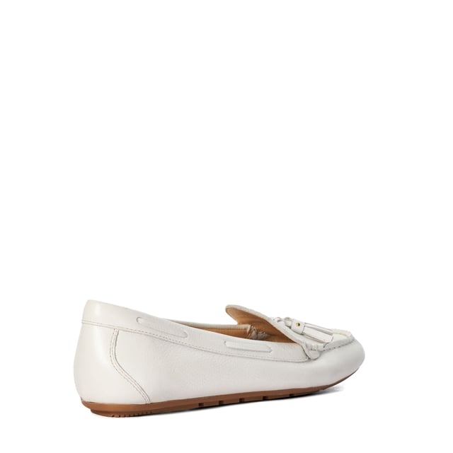 The timeless tassel trims give these leather moccasins a classic look. Perfect for pairing with your day-to-day work wear attire.