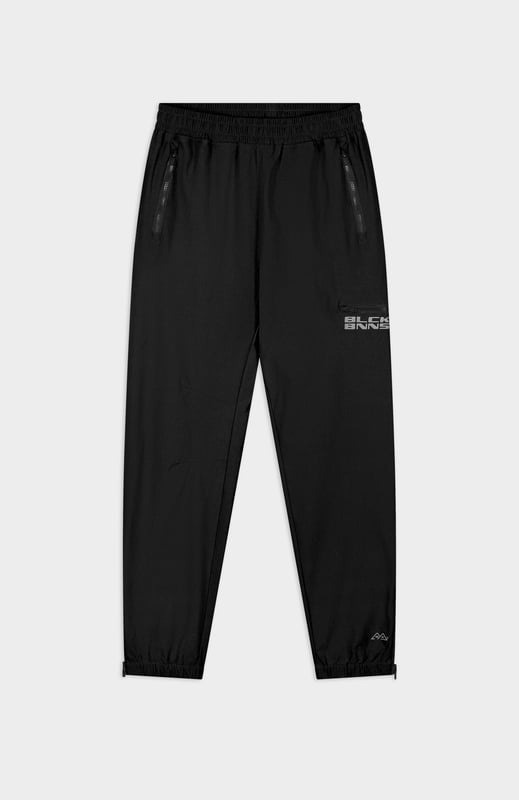 90 % Nylon | 10 % Elastan Elastischer Bund Schwarzes BNNS-Logo auf dem linken Bein Zwei Reißverschluss-Fronttaschen Kombinierbar mit INITIAL TECH JACKET 