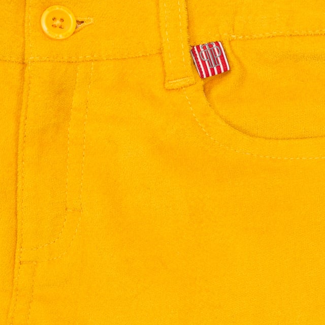 Suede pants.
 Waistband with belt loops.
 Button and zipper closure.
 One pocket on the front.
 Straight cut.
 Adjustable waistband with internal elastic.
 Seams seen in tone.
 Composition: 97% Cotton, 3% Elastane
 Care:
- Wash maximum at 30ºC.
 -Do not iron.
 - It is not allowed to use a dryer.
 - Do not use bleach.
 - Does not support dry cleaning.