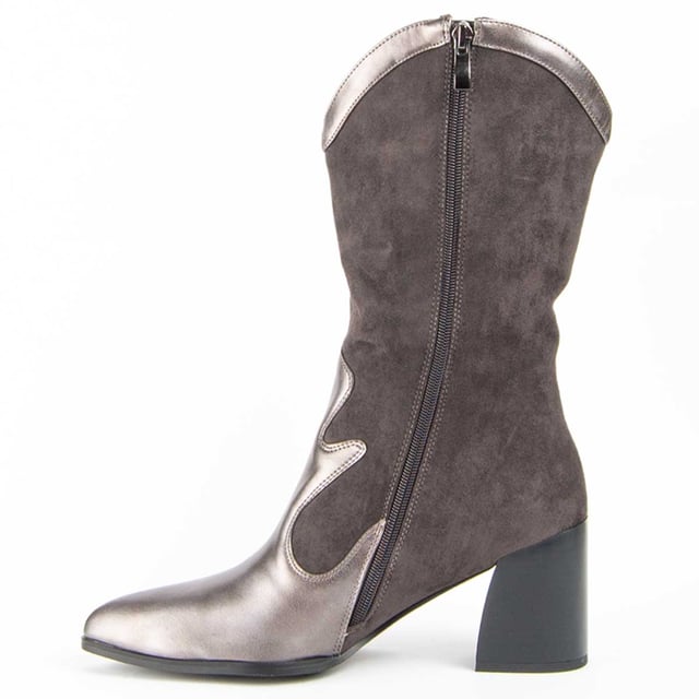 Women's heeled boot. Comfortable fit. Cushioned natural leather insole. Manufactured by other brands for our brand. Approximate measurements: 7 cm heel, 28 cm high and 12 cm wide.