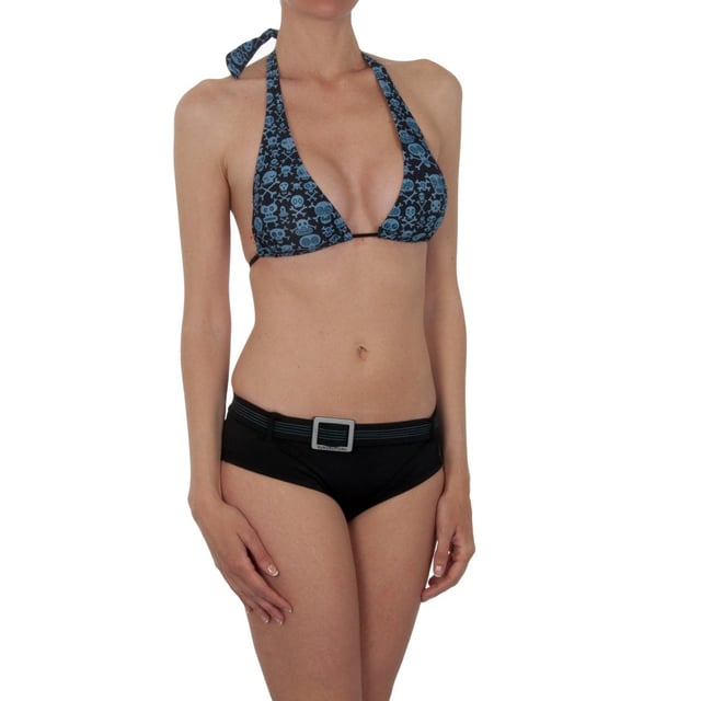 Descripción:
- Bikini con estampado de carabelas.
- Sujetador de triángulos, con espuma en las copas.
- Cierre de lazo, en el cuello y en la espalda.
- Braguita lisa.
- Cinturilla elástica, con detalle de trabillas y cinturón con hebilla de plástico.
- Detalle de hebilla con el nombre de la marca grabado.
- Braguita con forro interior.
- Costuras vistas a tono.
 Composición: 80% Poliamida, 20% Poliester
 Cuidados:
Cuidados:
- Lavar a mano.
- No usar lejía.
- No planchar.
- No usar secadora.
- No lavar en seco.