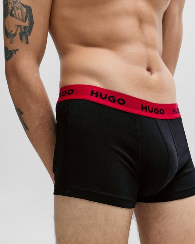 A trio of low-rise trunks by HUGO. Designed in breathable cotton blended with stretch for flexible comfort, these form-fitting trunks are topped with exposed waistbands carrying contrast logos in repeat. Update everyday foundations with this triple pack. 
95% Cotton, 5% Elastane
50469786