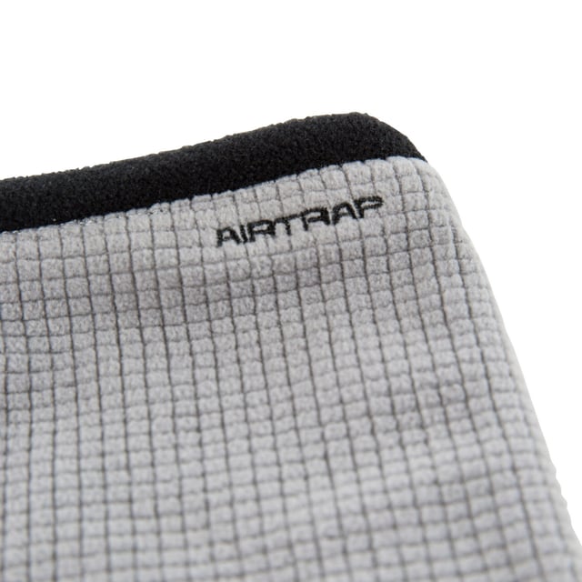 Stof: Dubbellaags, Microfleece. Stoftechnologie: Airtrap, Ademend. Ontwerp: Contrasterende details, Logo. Bevestiging: Verstelbaar, trekkoord. Omkeerbaar.