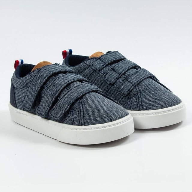 Sneaker Le Coq Sportif Verdon Classic Inf Jungen Grau Textil. Authentischer Schuh der Marke Le Coq Sportif – Streetwear/Sportswear Design von Le Coq Sportif – Le Coq Sportif für modische Jungen, perfekt für den Alltag – Sneaker Le Coq Sportif in Grau, der sich perfekt mit dem Rest Ihrer Garderobe kombinieren lässt – bequeme Textilmaterialien – klassischer Klettverschluss – Verdon Classic Inf – Textil