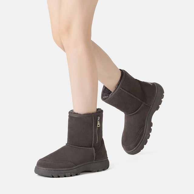 Ya sea que esté haciendo recados, haciendo una caminata de invierno o disfrutando de un día de nieve al aire libre, estas botas para exteriores Starling son las compañeras perfectas. ¡No dejes que el clima invernal te impida vivir la vida al máximo! Descripción: Parte superior de gamuza de vaca Forro cálido de lana de piel de oveja Plantilla de lana de piel de oveja suave Suela TPR Tecnologías: Agua & Parte superior resistente a las manchas Suela exterior antideslizante