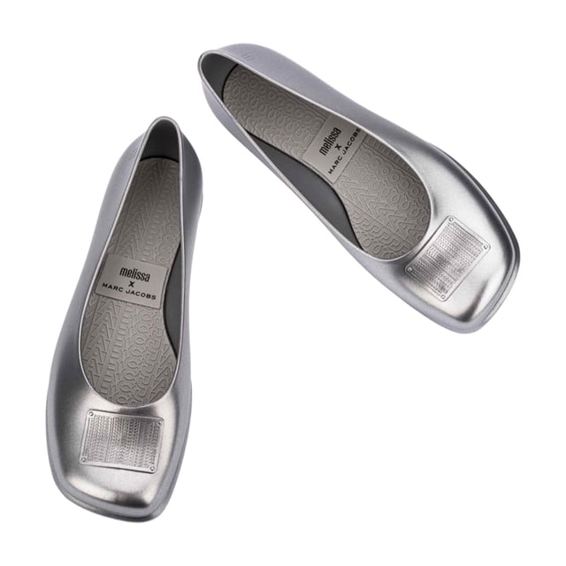 Unleash the inner fashionista with the Melissa Renovao + Marc Jacobs, a newcomer from the acclaimed collab with the celebrated designer. Inspired by ballet flats, it features a metallic finish, and is casual and extremely lightweight. Another highlight is a paint outlined PVC adornment. The style is perfect for any occasion