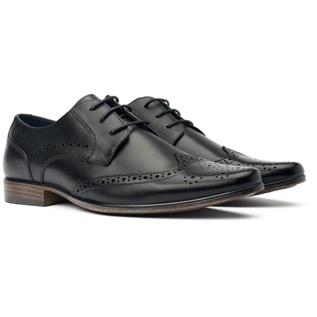 Zapatos negros para hombre Logan de Soletrader, fabricados en piel y suela de pvc. Presentan detalle brogue y parte superior de piel.
