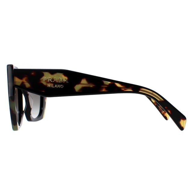 Prada PR15WS 3890A7 zwart en medium tortoise lichtgrijs gradiÃ«nt zonnebril is een chic ontwerp gemaakt van hoogwaardig acetaat materiaal dat duurzaamheid en comfort garandeert. De slapen zijn versierd met het iconische Prada logo, wat een vleugje verfijning toevoegt. Deze zonnebril is perfect voor elke gelegenheid, of het nu een dagje in de zon is of een avondje uit in de stad.