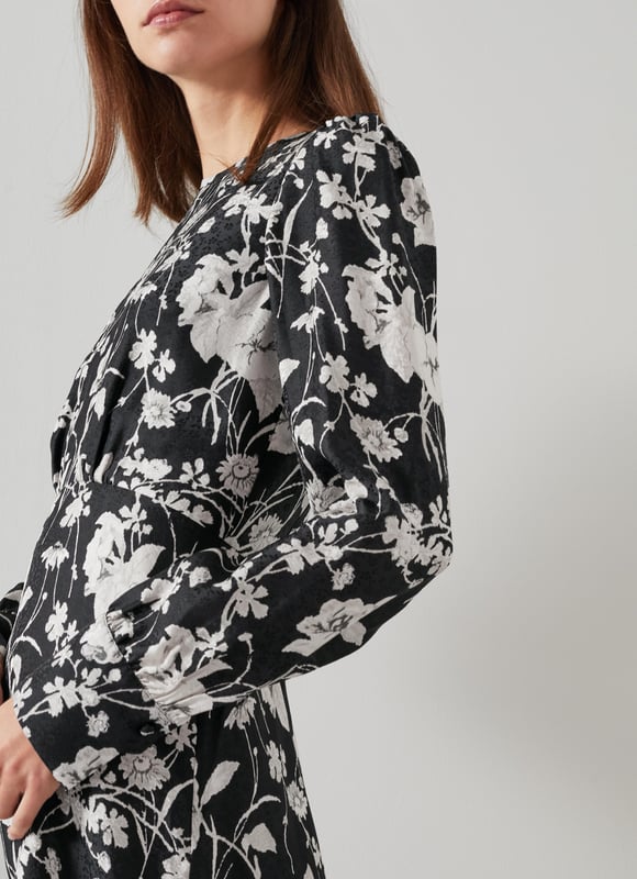 LK Bennett Winona Dresses, Black/Cream Embrace a night of elegance with the Winona mono meadow print jacquard dress. This black silk mix beauty features a sophisticated floral design, complete with back buttons, a zip, and a timeless crew neck. Pair it with your favourite heels or statement jewellery for a truly captivating look.