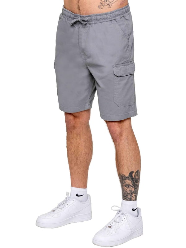 Kruze | 2er-Pack Herren Cargo-Shorts - BLK/LTGREY Rüsten Sie Ihre Freizeitgarderobe mit den Kruze Chino Cargo Shorts auf, die sowohl für Komfort als auch Funktionalität entwickelt wurden. Mit einer mittleren Leibhöhe und regulärer Passform bieten diese Shorts einen lässigen Look. Der elastische Bund mit verstellbarem Kordelzug sorgt für eine sichere und individuelle Passform. Ausgestattet mit zwei seitlichen Eingrifftaschen, zwei geräumigen Cargotaschen mit Klettverschluss und zwei Gesäßtaschen bieten diese Shorts viel Stauraum für Ihre Essentials. Hergestellt aus langlebigem, nicht dehnbarem Chino-Stoff, sind sie perfekt für den täglichen Gebrauch.