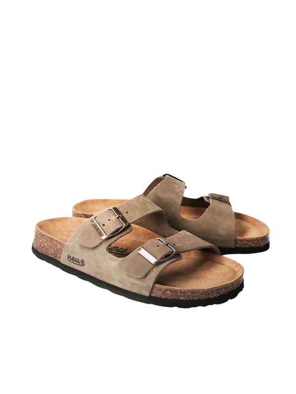 Erleben Sie ultimativen Sommerkomfort mit diesen stylischen Damensandalen! Das leichte Design macht sie perfekt für heiße Tage. Die Spaltlederriemen verleihen den Sandalen einen hochwertigen Look und sorgen für Langlebigkeit. Zwei verstellbare Riemen mit Dornschnallen sorgen für eine individuelle Passform und einen sicheren Halt. Das anatomisch geformte Korkfußbett passt sich Ihrem Fuß an und bietet ganztägigen Komfort. Ideal für Spaziergänge am Strand, Stadtbummel oder entspannte Ausflüge. Diese Sandalen sind vielseitig und lassen sich mit Sommerkleidern, Shorts oder Jeans kombinieren. Sie sind nicht nur äußerst bequem zu tragen, sondern auch eine stilvolle Ergänzung zu jedem Outfit. Der perfekte Begleiter für jede Gelegenheit. Gönnen Sie Ihren Füßen den Luxus, den sie verdient haben!