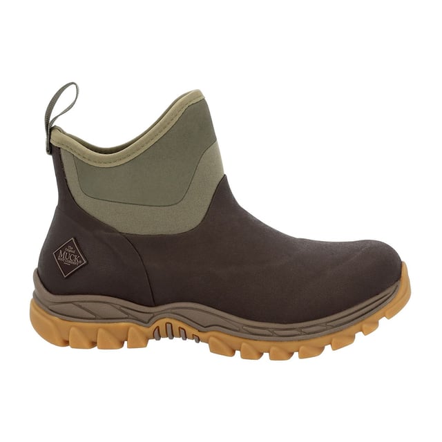 De Arctic Sport II Ankle is gemaakt van Muck's traditionele handgelegde rubber. Om het gewicht te verminderen en de flexibiliteit te vergroten, hebben we onze Muckskin technologie gebruikt. Deze technologie bestaat uit een bedrukte rubberen coating over neopreen die 100% waterdicht is.