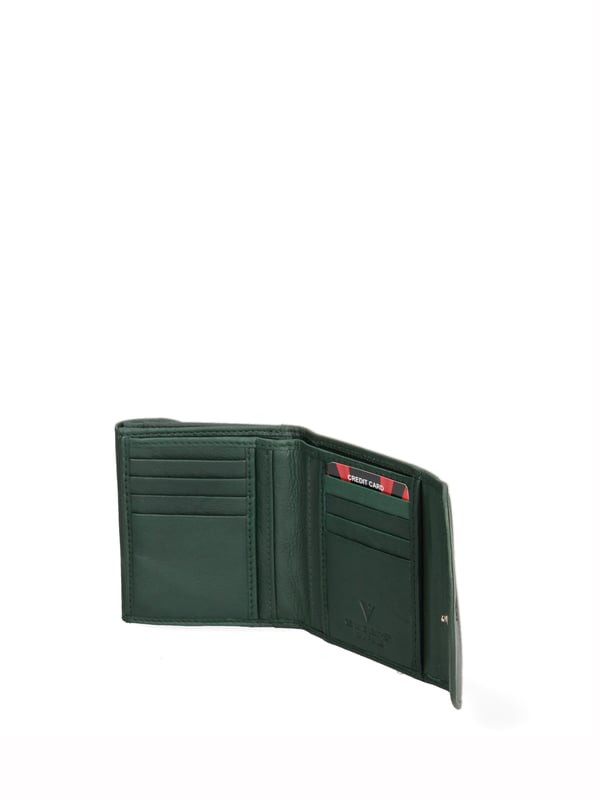 Cartera de hombre. El cierre es con botón de presión. Los bolsillos internos son tarjeteros y porta billetes. Los bolsillos externos son uno frontal con botón magnético. Falta la correa para el hombro. Falta el mango. Hay un compartimento interno. El material exterior es 100% Piel Auténtica. Internamente está forrado en piel auténtica. Medidas: 10x9x2,5 cm. Producto de moda