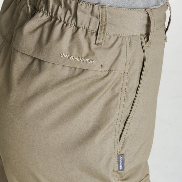 65% Polyester, 35% Katoen. 160 g/m². Ontwerp: Logo. Bevestiging: Knop. Stoftechnologie: anti-insectenbehandeling, DWR afwerking, EcoShield, NosiDefence, PFC vrij, spatwaterdicht.. Riemlussen, Zonbescherming, Ritssluiting. Zakken: 2 zijzakken, 1 opgestikte zak, 1 achterzak. Waistline: Deel Elastiek. Duurzaamheid: Gemaakt van gerecycled materiaal. Zonne-rating: UPF 40+.