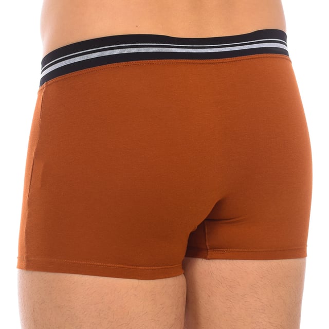 El bóxer de algodón elástico con cintura extra suave para hombre, también conocido como "calzoncillo de algodón elástico con banda ultra suave" o "pantalón interior de algodón con cintura extra confortable", es una elección destacada para aquellos que valoran tanto la comodidad como la suavidad en su ropa interior diaria.

Este bóxer está confeccionado con una mezcla de algodón y elastano, que proporciona una sensación suave y flexible contra la piel. La elasticidad del material permite un ajuste ceñido que se adapta cómodamente a la forma del cuerpo, ofreciendo soporte adecuado sin restricciones.

La cintura extra suave del bóxer asegura un ajuste confortable y sin marcas, ideal para llevar durante todo el día. Esta característica no solo mejora la comodidad, sino que también añade un toque de suavidad adicional, evitando cualquier sensación de incomodidad.

Las costuras planas en el bóxer de algodón elástico minimizan la fricción y evitan las irritaciones en la piel, proporcionando una experiencia de uso sin molestias. Este diseño funcional y práctico lo hace perfecto para uso diario y para cualquier actividad que requiera movimientos libres y confortables.

Disponible en una variedad de colores clásicos y modernos, el bóxer de algodón elástico con cintura extra suave combina estilo con funcionalidad. Es una opción ideal para hombres que buscan una ropa interior que ofrezca tanto confort como un ajuste perfecto.

El bóxer de algodón elástico con cintura extra suave es la elección perfecta para aquellos hombres que priorizan la suavidad, la comodidad y la flexibilidad en su ropa interior. Este bóxer garantiza una sensación agradable y un ajuste óptimo, asegurando una experiencia de uso satisfactoria en todo momento.
 Composición: 96% Algodón, 4% Elastano.
 Cuidados:
- Lavar a temperatura máx. 40º.
- No usar lejía.
- No usar secadora.
- No planchar.
- No lavar en seco.