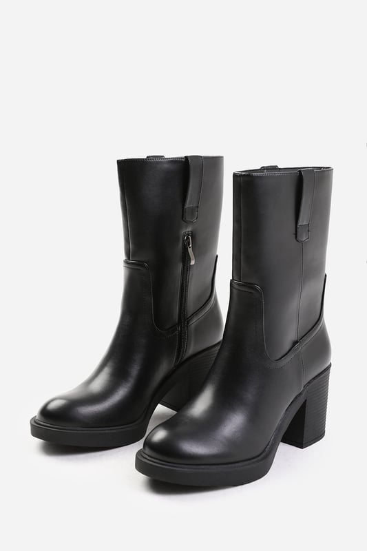 Wheres That From Womens 'Beau' Mid Calf Boot With Side Zip Make a bold fashion statement with our Beau Mid Calf Boot with Side Zip. These boots combine style and functionality, offering a unique and trendy addition to your shoe collection.Key Features:
Chunky Design: The chunky design of these boots adds a touch of edginess and flair to your outfit. The chunky sole and heel provide stability and support while giving you a confident and fashion-forward look.
Mid-Calf Length: The mid-calf length of these boots offers a balance between coverage and style.
Side Zip: The side zip closure makes these boots easy to put on and take off. The side zip adds convenience. This also adds a stylish and modern touch to the overall design.
Specifications:
Material: Faux Leather
Design: Chunky Chelsea mid-calf boots with side zip
Heel Height: 2.3' (5.8cm) approx
Boot Height: Mid-calf
Closure: Side zip closure for easy wear
Step up your fashion game with our Beau Mid Calf Boot with Side Zip. These boots offer a combination of style, comfort, and versatility, ensuring you make a lasting impression wherever you go. Embrace the chunky heel trend with these trendy and fashionable boots.