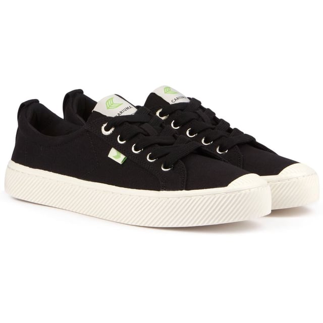 Trek deze Cariuma Oca Low-sneakers aan voor milieuvriendelijke stijl en comfort. Deze gymschoenen met veters zijn gemaakt van zacht canvas van biologisch katoen, een gedempte kurk en een binnenzool van biobased schuim voor casual comfort en een stevige rubberen zool voor grip. De glanzende zilveren oogjes voegen een vleugje glamour toe. Omarm dit modieuze, relaxte ontwerp met een goed geweten en verbeter je garderobe met deze skater-kicks van het merk.
