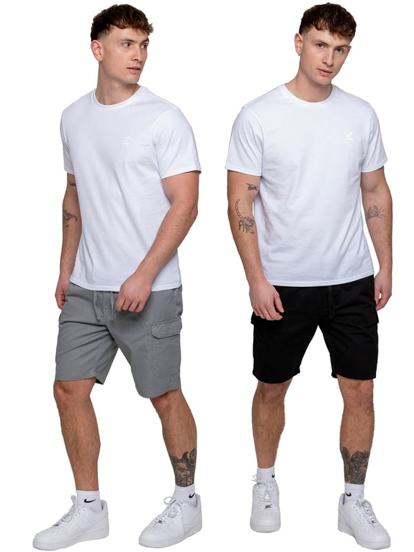 Kruze | 2er-Pack Herren Cargo-Shorts - BLK/LTGREY Rüsten Sie Ihre Freizeitgarderobe mit den Kruze Chino Cargo Shorts auf, die sowohl für Komfort als auch Funktionalität entwickelt wurden. Mit einer mittleren Leibhöhe und regulärer Passform bieten diese Shorts einen lässigen Look. Der elastische Bund mit verstellbarem Kordelzug sorgt für eine sichere und individuelle Passform. Ausgestattet mit zwei seitlichen Eingrifftaschen, zwei geräumigen Cargotaschen mit Klettverschluss und zwei Gesäßtaschen bieten diese Shorts viel Stauraum für Ihre Essentials. Hergestellt aus langlebigem, nicht dehnbarem Chino-Stoff, sind sie perfekt für den täglichen Gebrauch.