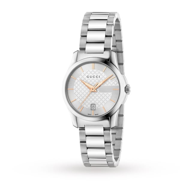 Dit vakkundig vervaardigde Gucci-dameshorloge uit de Timeless Classic-collectie heeft een elegante roestvrijstalen kast van 27 mm met staafuurmarkeringen en een prachtige zilverkleurige wijzerplaat, allemaal beschermd door saffierkristalglas.