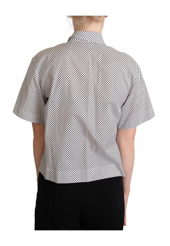 A estrenar con etiquetas.
  Confeccionado con algodon de la mejor calidad.
  Elegante estampado de lunares en tonos negros.
  Fabricado en Italia.
  Polo de manga corta con cuello.
  Presenta los detalles iconicos del logotipo de Dolce & Gabbana.
  Color: Neg.