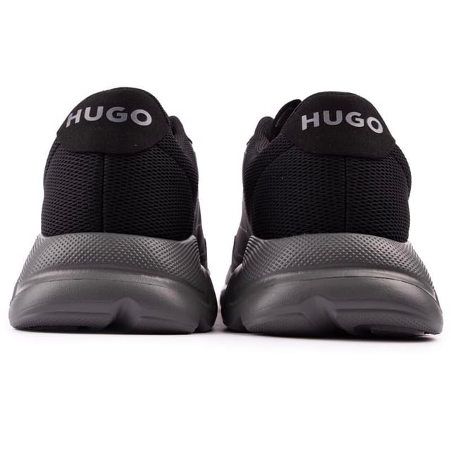 Hugo Leon Runn Entrenadores Estas zapatillas grises Leon Runn son unas zapatillas HUGO con cordones y estilo atlético con una parte superior mixta de primera calidad. con superposiciones llamativas. Detalles de costuras decorativas y marcas famosas. La zapatilla de estilo running contemporáneo tiene un grosor. suela elegante. una plantilla acolchada y un cuello acolchado para mayor comodidad. No importa si quieres hacer una declaración de moda de diseñador o hacer ejercicio en el gimnasio con estilo. Estos son tus corredores preferidos.