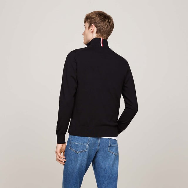 Zip sweater from Tommy Hilfiger. Step up your wardrobe game with this stylish and comfortable zip sweater.- Organic cotton blend.- Small-discreet logo.- Regular fit.- Main composition: 81% Organic Cotton, 19% Polyester.- Sustainability Certification.- Organic Content Standard.- Machine Washable at 30°C.- Tumble dry gentle cycle.- Wash and dry inside out. Ref: MW0MW22747BDS.