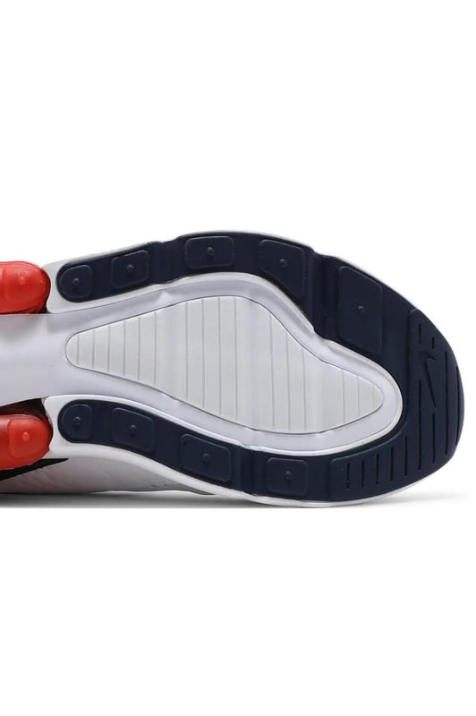 Die Nike Air Max 270 Turnschuhe haben ein federleichtes, gestricktes Obermaterial, das deine Füße kühl und bequem hält, während die Max Air-Einheit in der Ferse für dauerhafte Dämpfung sorgt, die durch ein übergroßes Air-Fenster für einen zusätzlichen Hauch von Stil angezeigt wird. Die flexible Innensohle und die bootie-ähnliche Konstruktion des Schuhs sorgen für eine individuelle Passform, und die weiche Schaumstoff-Zwischensohle garantiert ein unglaublich weiches Laufgefühl. - -. Mit einer praktischen Zuglasche an der Ferse und einer robusten Gummilaufsohle sind diese Schuhe ebenso praktisch wie stylisch. Diese Version ist eine Hommage an die reiche Air Max-Tradition von Nike, die auf die revolutionäre Air-Technologie von 1978 und den ikonischen sichtbaren Air Max 1 von 1987 zurückgeht.