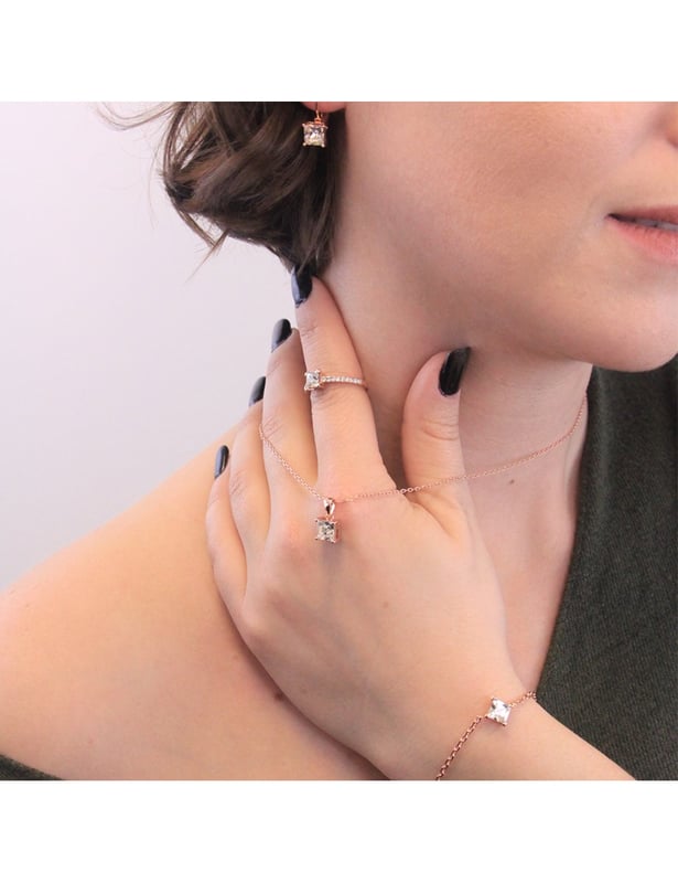 Simple Square-ringen är pläterad i 18k roséguld och infattad med gnistrande kristaller. Den kommer att vara perfekt för att ge dig en boost av utstrålning, dag som natt.