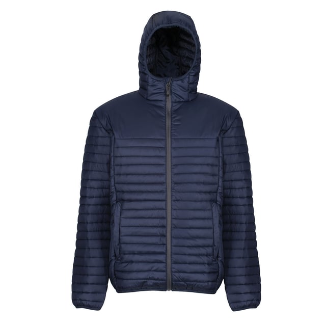 Materiaal: 100% gerecycleerd polyester. Ontwerp: Gewatteerd. 180gsm. Stoftechnologie: Isolerend, Thermo-Guard, Waterafstotend. Samendrukbaar. Halslijn: Kapitein. Mouwtype: Met lange mouwen. Zakken: 2 Lagere zakken. Bevestiging: Volledige ritssluiting. Geschikt voor: Borduren, Bedrukken.