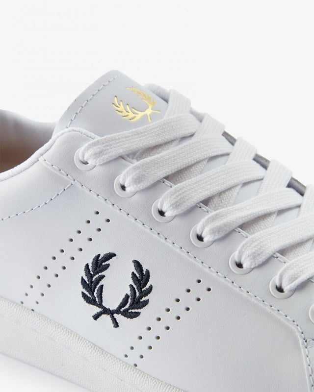 Sneaker vervaardigd met een zachte leren bovenkant van volnerfleer voor een hoogwaardige afwerking. Voorzien van geperforeerde zijpanelen voor verbeterde ademendheid en stijl. Geplaatst op een duurzame rubberen zool voor betrouwbare grip en de hele dag comfort.