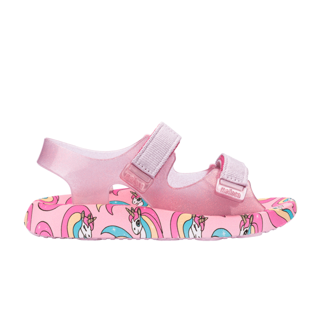 As the name suggests, Melissa Mix combines the comfort characteristic of papetes with the height and style of mini platforms through a contemporary and colorful design. The stability and comfort when walking make it the ideal model for adventures at school or in space.