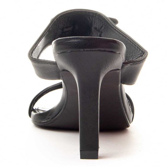 Damessandalen met hoge hak. Comfortabele pasvorm. Gevoerde binnenzool. Antislip zool. Versterkte stiksels. Door andere merken voor ons merk gemaakt. Sokken bij benadering. 7 cm hoge hak.