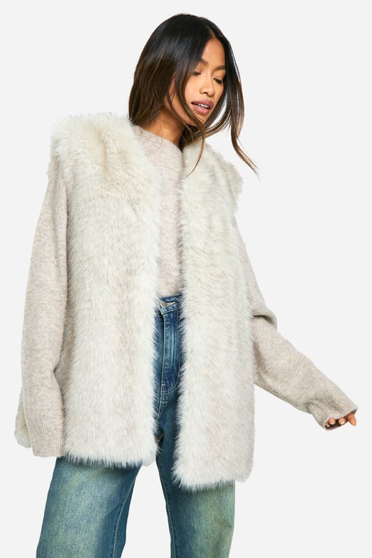 Wrap up in the latest coats and jackets and get out-there with your outerwearBreathe life into your new season layering with the latest coats and jackets from boohoo. Supersize your silhouette in a padded jacket, stick to sporty styling with a bomber, or protect yourself from the elements in a plastic raincoat. For a more luxe layering piece, faux fur coats come in fondant shades and longline duster coats give your look an androgynous edge.