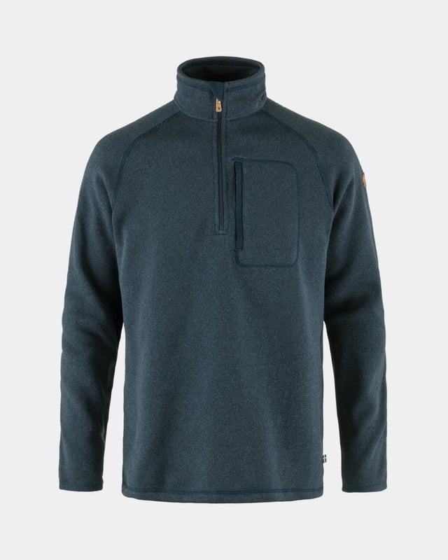Övik Fleece Half Zip M
A warm, half-zip version of the much-loved Övik Fleece Zip Sweater. Made from solution-dyed, recycled polyester and reinforced with G-1000 on the elbows and underside of forearms. The generous front zipper makes it easy to put on and take off, while the single zippered chest pocket is perfect for keeping small items safe.

Smooth outside and soft, brushed inside.
Recycled polyester dyed using an eco-friendly method.
Reinforcements in G-1000 on the elbows and pocket.
Zippered chest pocket.
Adaptable with Greenland Wax, Durable, Insulating
40°C normal process
iron 1 dot - Max 110°C
wash with similar colours, use a leather balm on leather details regularly
G-1000®: 65% polyester (recycled), 35% cotton (organic), 90% polyester (recycled), 10% polyester

F87154