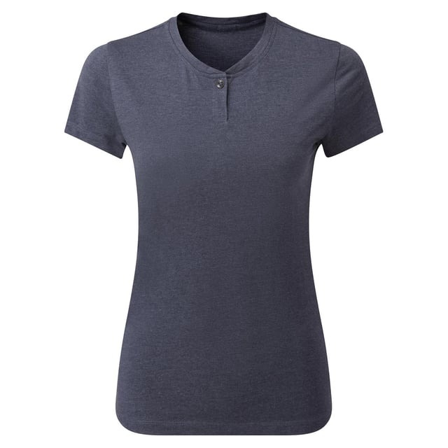 60% Cotton, 40% Recycled Polyester. Fabric: Soft Touch. Design: Plain. Neckline: Buttoned. Fit: Modern. Sleeve-Type: Short-Sleeved. 1 Button Placket, Branded Collar, Easy-Care, Twin Needle Stitching. 160gsm. Sustainability: Sustainable Materials.