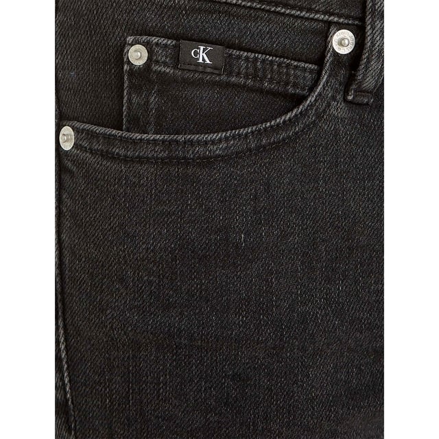 Color: Denim Black 1BY Cintura: Alta Detalles: Cinco bolsillos, elástico con logo aplicado en la espalda Cierre: Botón en la cintura Largo: Largo Corte: Slim Ocasión: Tiempo libre