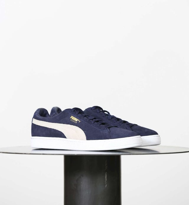 Especificaciones: Zapatillas deportivas de perfil bajo perforadas en los laterales para una mayor transpirabilidad y tobillo acolchado Parte superior: Piel de ante Cordón: Cordón plano Tipo de suela: Suela con logo ligeramente levantada en el talón