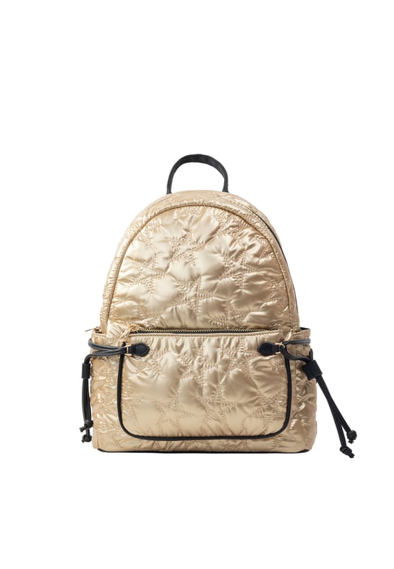 Deze rugzak van myMo ROCKS is je nieuwe dagelijkse metgezel. De zachte rugzak heeft een glanzende look met een geborduurd sterrenmotief. Met zijn verschillende vakken met ritssluiting aan de binnen- en buitenkant biedt hij praktische en discrete opbergmogelijkheden. De brede, verstelbare schouderband zorgt voor rugvriendelijk dragen en vormt een aanvulling op het coole ontwerp.  Rugzak
