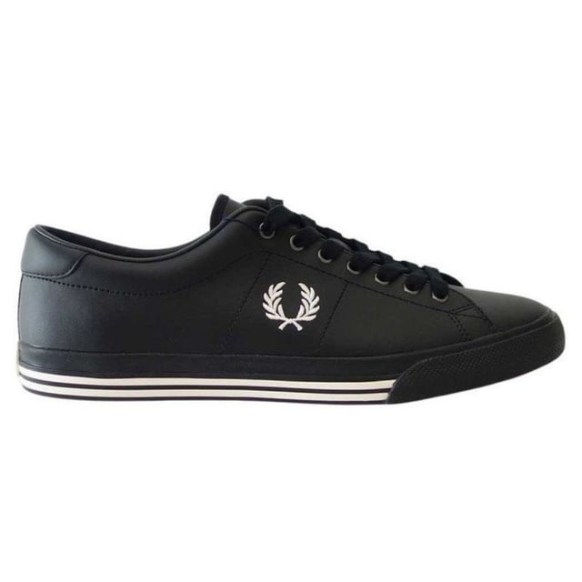 Fred Perry Kingston lederen B7163 184 herensneakers. Zwarte Fred Perry-sneakers. Stijl: B7163 184. 100% leer. Sneakers met vetersluiting. Merkbadge aan de zijkant van de schoen