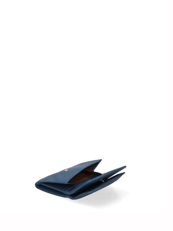 Cartera de hombre. El cierre es con botón de presión. Los bolsillos internos son tarjeteros y porta billetes. Los bolsillos externos son uno frontal con botón magnético. Falta la correa para el hombro. Falta el mango. Hay un compartimento interno. El material exterior es 100% Piel Auténtica. Internamente está forrado en piel auténtica. Medidas: 9x7,5x2 cm. Producto de moda