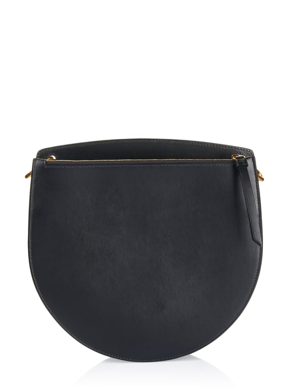 100% piel de becerro; Bolsa Bally; Modelo: 59379020532 F020; Mano de obra de alta calidad; Dos compartimentos de bolsillo, uno con cierre magnético; Un compartimento lateral con cremallera; Correa de hombro ajustable; Dos bolsillos interiores; Dimensiones (cm): 26 x 26 x 8; Detalles del logotipo de Bally.