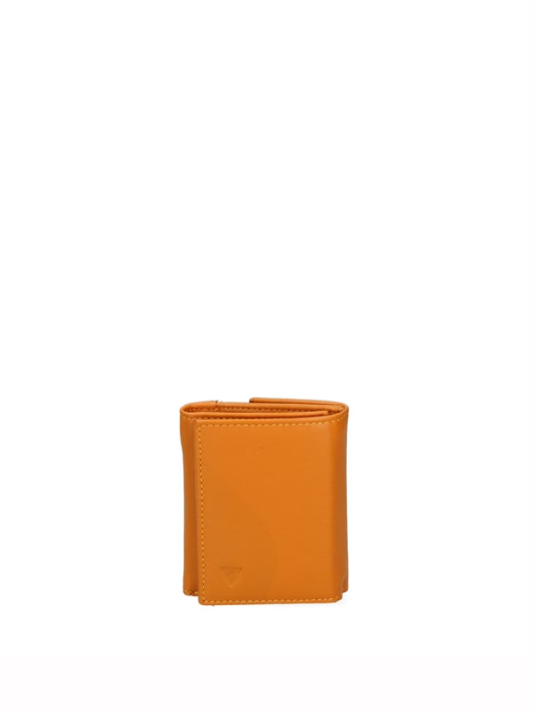 Cartera de hombre. El cierre es con botón de presión. Los bolsillos internos son tarjeteros y porta billetes. Los bolsillos exteriores son uno trasero con clip. Falta la correa para el hombro. Falta el mango. Hay un compartimento interno. El material exterior es 100% Piel Auténtica. Internamente está forrado en piel auténtica. Medidas: 8x10x3 cm. Producto de moda