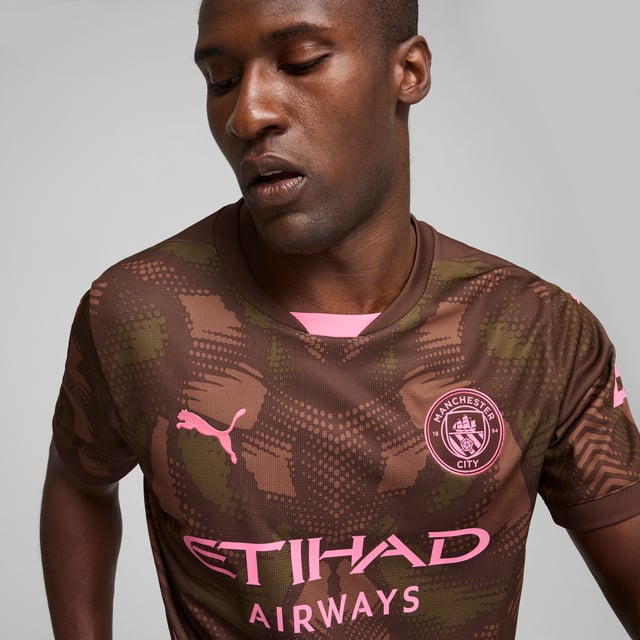 PRODUCT STORY : Defend your goal like Manchester City's finest in this official 24/25 short-sleeved goalkeeper jersey. Lightweight, breathable and cut for action, it features our moisture-wicking dryCELL fabric to keep you feeling cool, comfortable and focused. FEATURES & BENEFITS :  dryCELL: Performance technology designed to wick moisture from the body and keepyou free of sweat during exercise. As part of the RE:FIBRE program, this garment is made of at least 95% recycled material from textile waste and other used materials.  DETAILS :  Regular fit. 170 gsm, Jacquard. Crew neck. Short sleeves. Official team branding.  Our model is 180 cm tall and is wearing size  M UK.